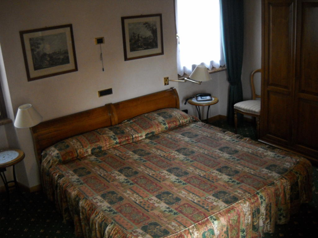 Hotel Faccioli Valeggio sul Mincio Rum bild